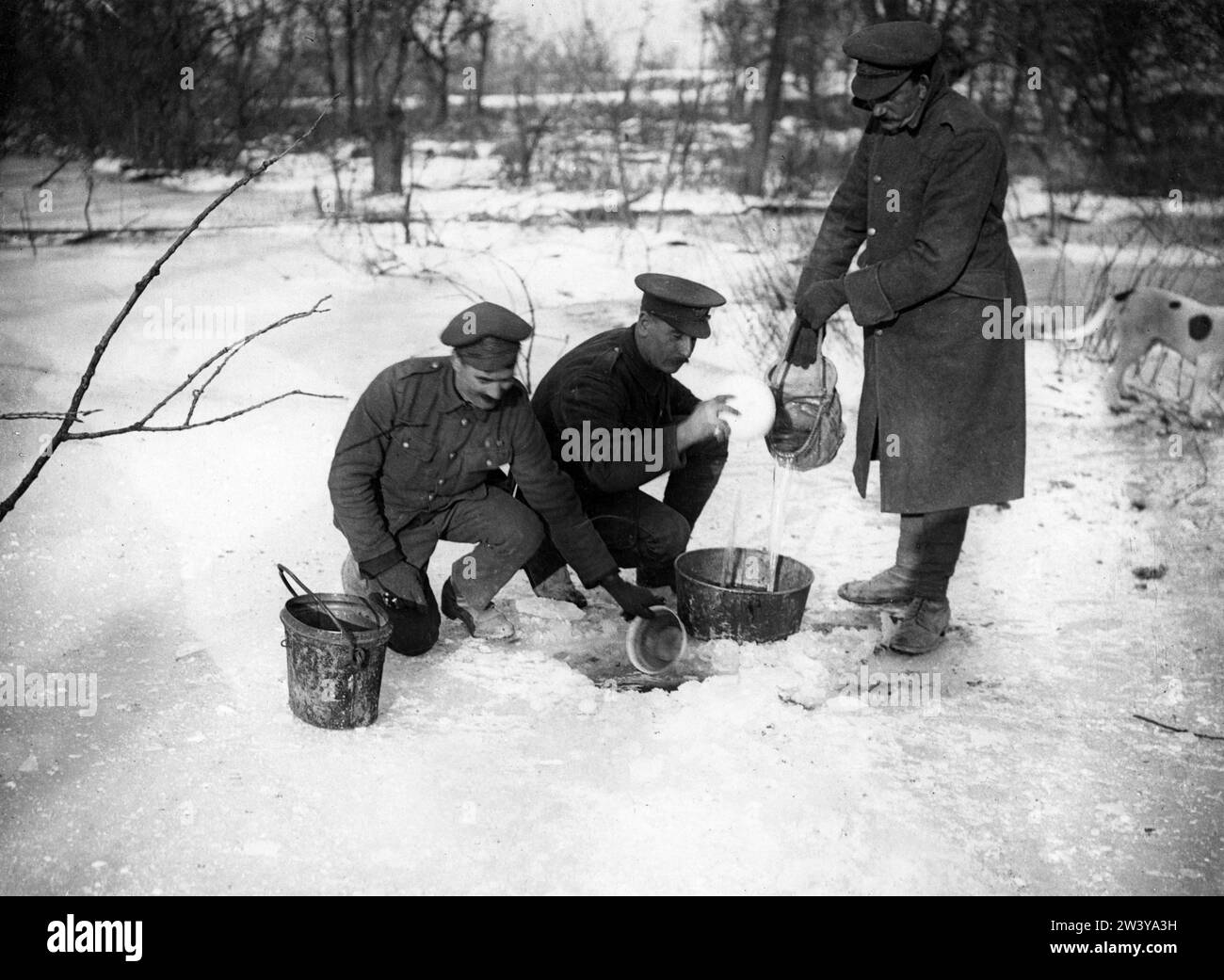 Offizielles Foto an der britischen Westfront, das Soldaten in Eis zeigt, die Süßwasser holen Stockfoto