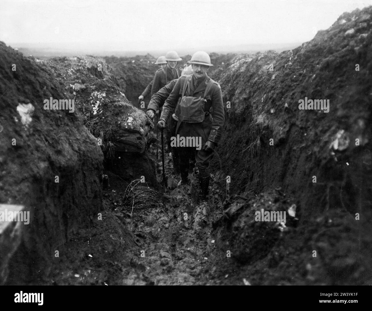 Offizielles Foto an der britischen Westfront, das Soldaten zeigt, die durch Gräben gehen Stockfoto