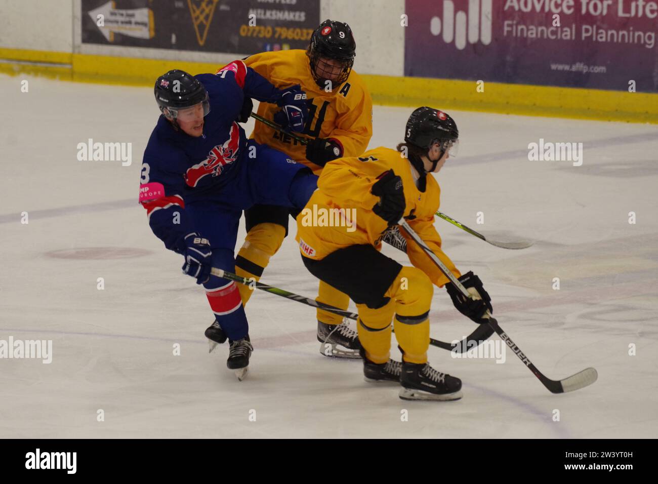 Dumfries, 12. Dezember 2023. Bernard Brown spielt für Großbritannien und Danielius Cecekovas und Ugnius Simbelis spielen für Litauen bei einer IIHF Eishockey U20 Weltmeisterschaft 2024, Division II, Gruppe A im Dumfries Ice Bowl. Quelle: Colin Edwards Stockfoto