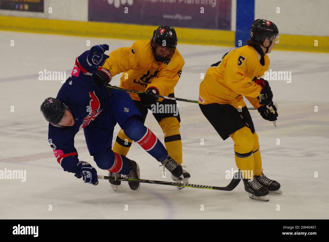Dumfries, 12. Dezember 2023. Bernard Brown spielt für Großbritannien und Danielius Cecekovas und Ugnius Simbelis spielen für Litauen bei einer IIHF Eishockey U20 Weltmeisterschaft 2024, Division II, Gruppe A im Dumfries Ice Bowl. Quelle: Colin Edwards Stockfoto