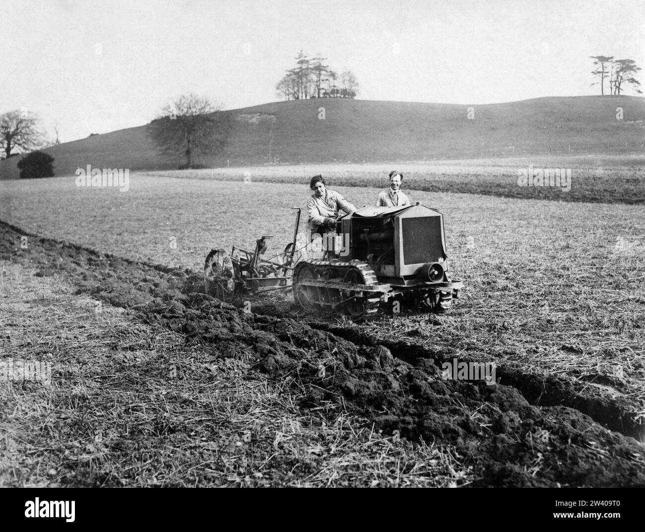 Offizielles Foto, das weibliche Bauern zeigt, die mit einem Traktor auf dem Feld pflügen Stockfoto