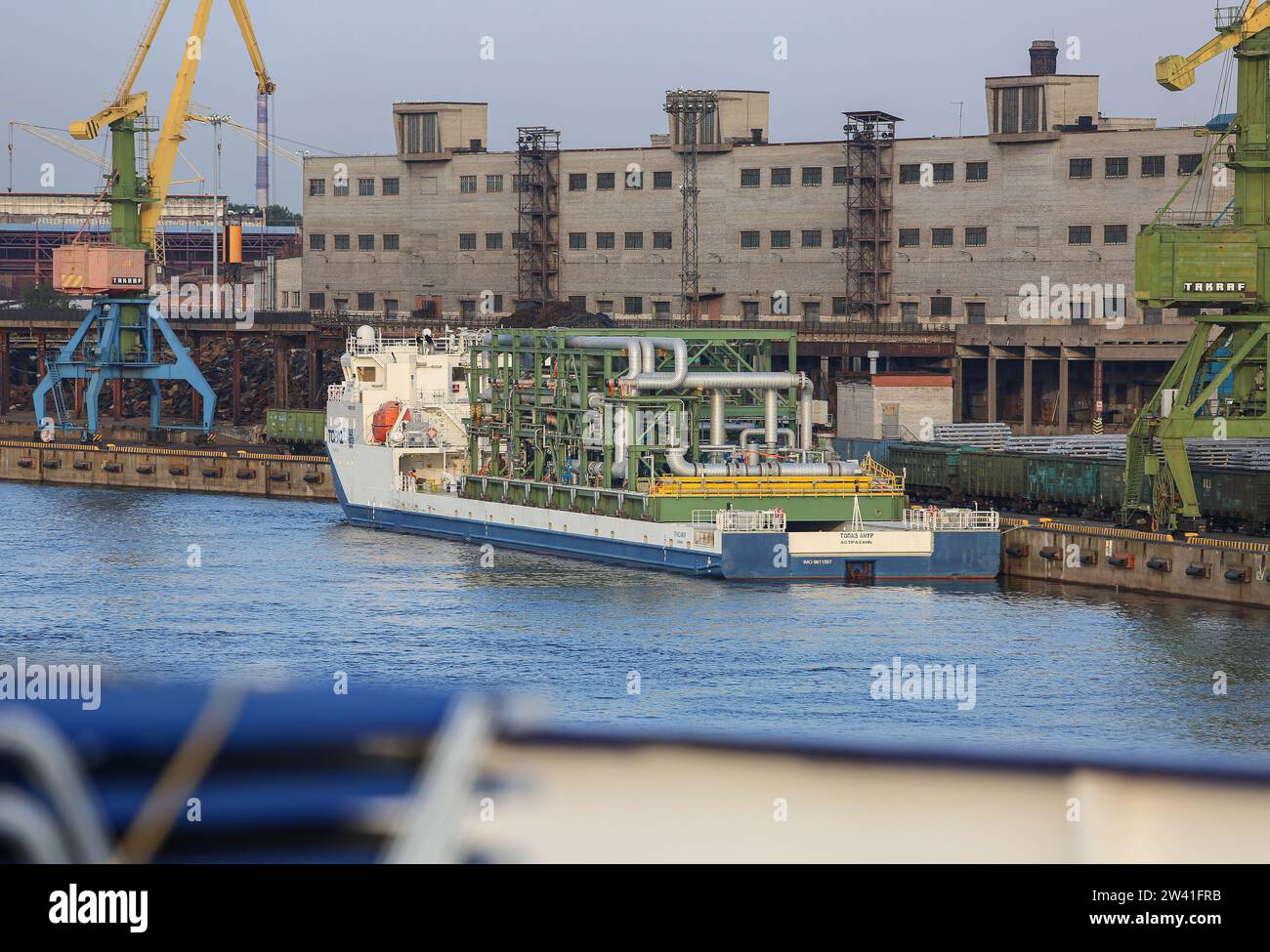P&O Maritime Logistics Multifunktionsmodule Trägerschiff Topaz Amur für Schweröl- und Gasmodul, Kasachstan Ölfelder, Tengiz Ölfeld Stockfoto