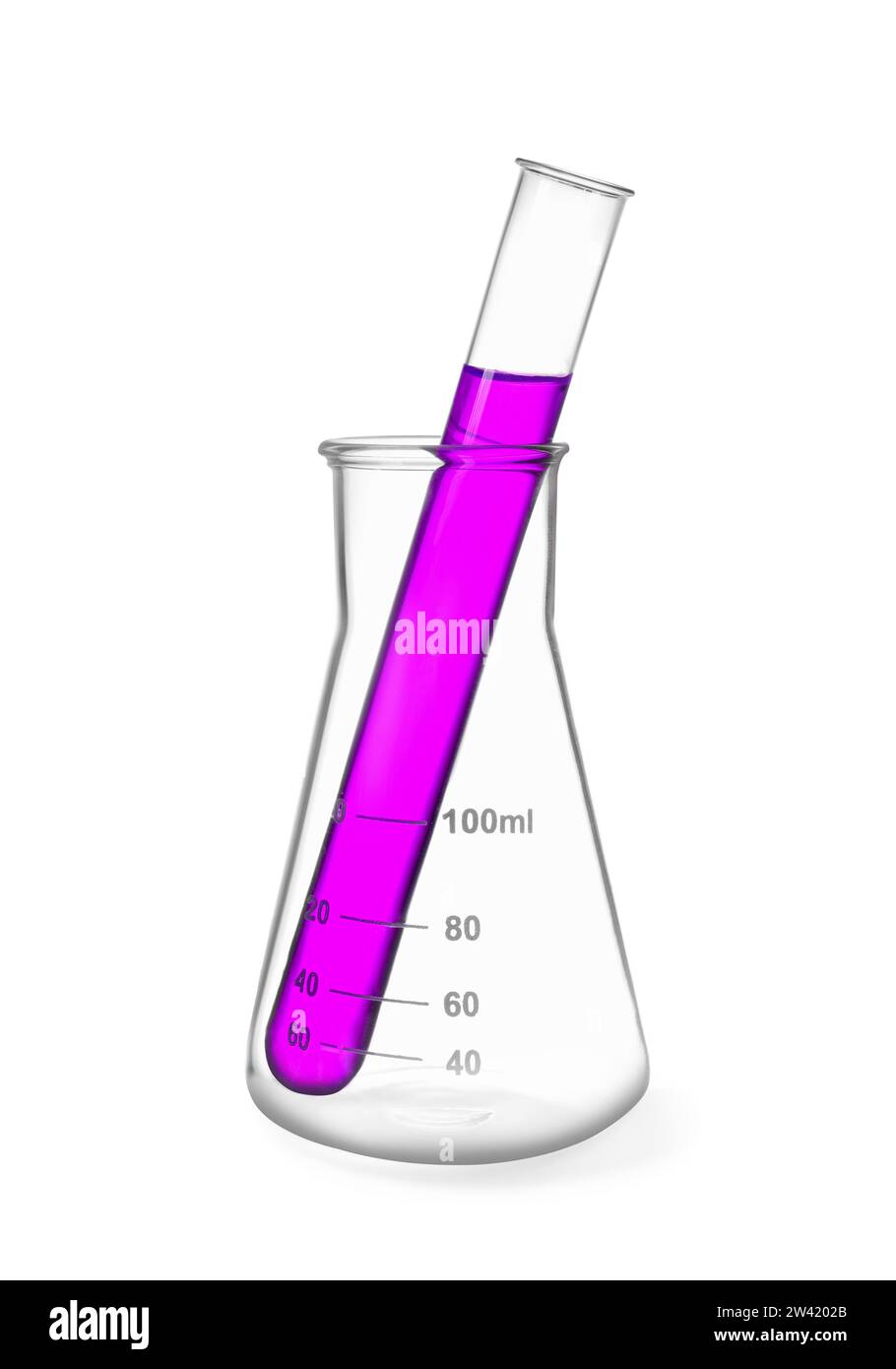Glaskolben und Reagenzglas mit farblich isolierter Flüssigkeit auf weiß Stockfoto