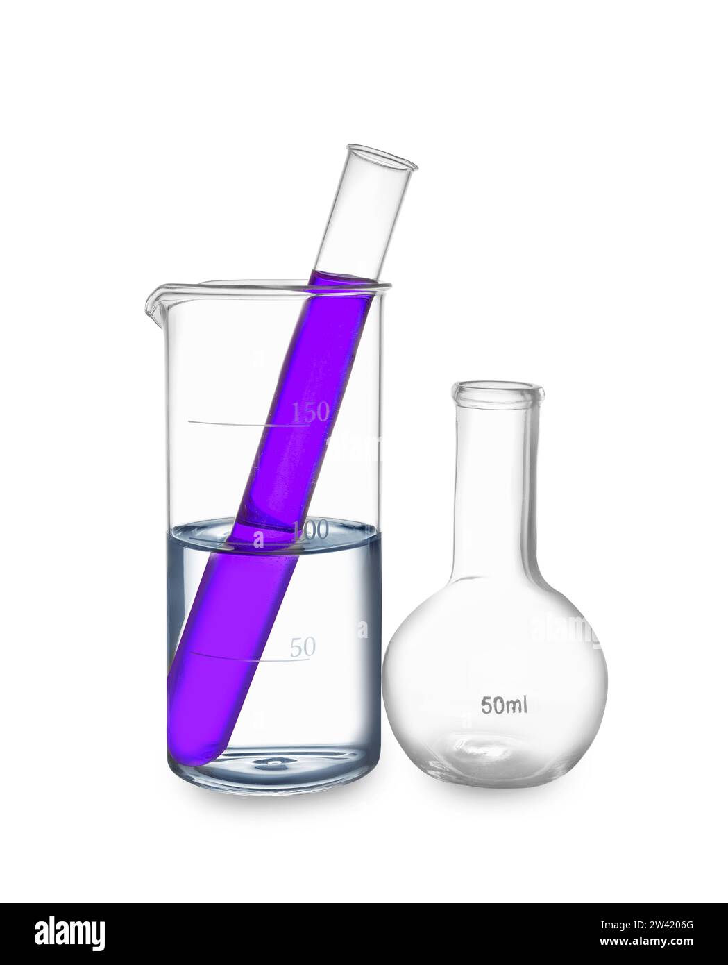 Glasbecher, Kolben und Reagenzglas mit violetter Flüssigkeit, isoliert auf weiß Stockfoto