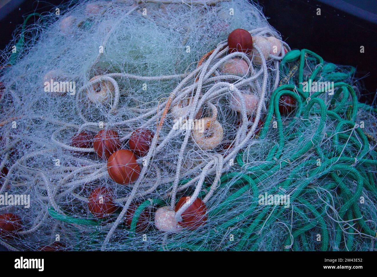 Rustikales grünes Fischernetz mit Bojen und Seilen Stockfoto