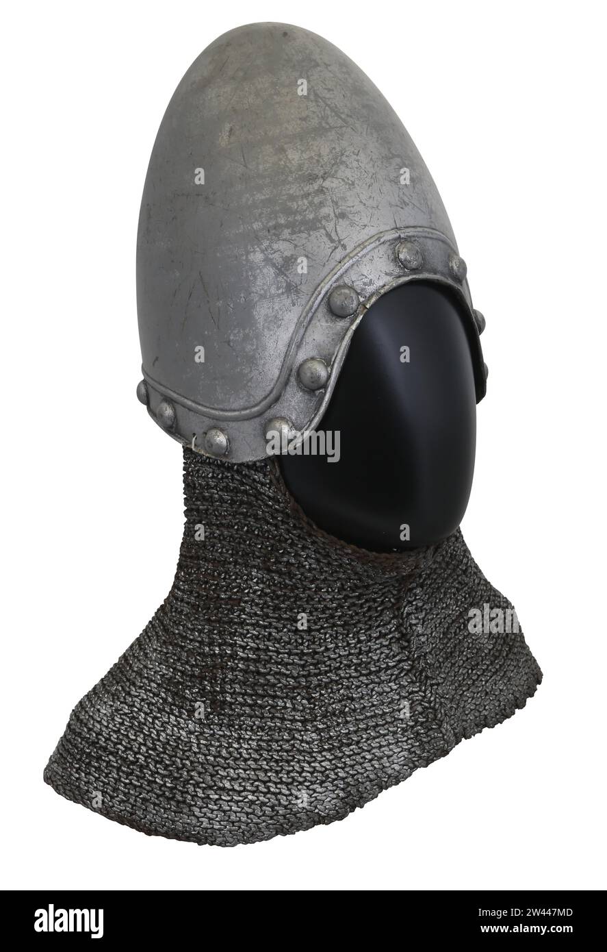 Bacinet, Schüssel oder „verhöhnender Helm der französischen Garde“, verwendet von den französischen Garden an den beiden Schlössern im Film Monty Python und der Heilige Gral, 1975 Stockfoto