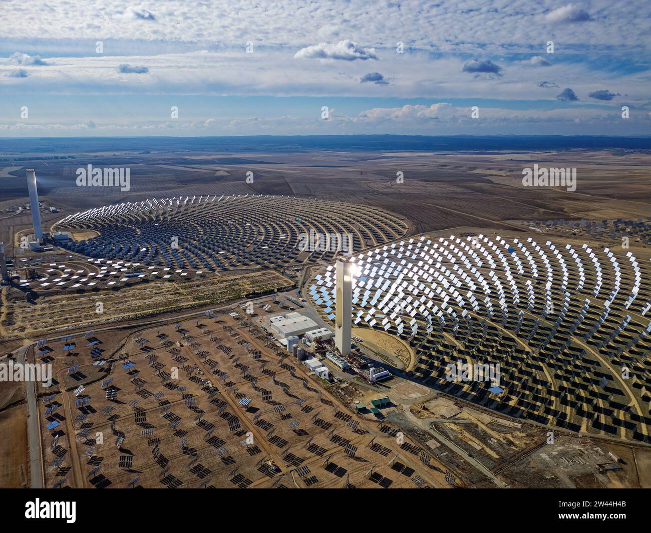 Luftaufnahme der Solar Power Towers PS10 und PS20 in Sanlúcar la Mayor, Sevilla. Spaniens atemberaubendes Solarkraftwerk. Solarkraftwerk Stockfoto