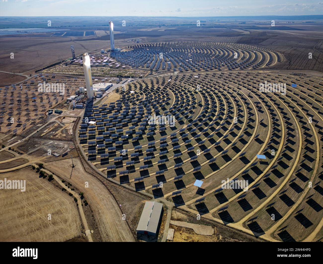 Luftaufnahme der Solar Power Towers PS10 und PS20 in Sanlúcar la Mayor, Sevilla. Spaniens atemberaubendes Solarkraftwerk. Solarkraftwerk Stockfoto