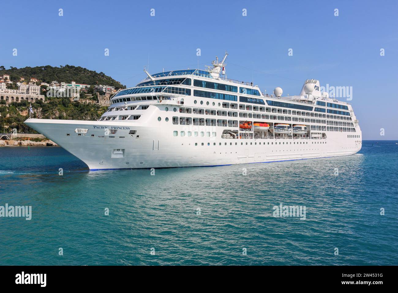 Kreuzfahrtschiff Pacific Princess (jetzt ab Azamara) im Hafen von Nizza, Port Lympia, französische Riviera, Frankreich, Kreuzfahrten im Mittelmeer Stockfoto