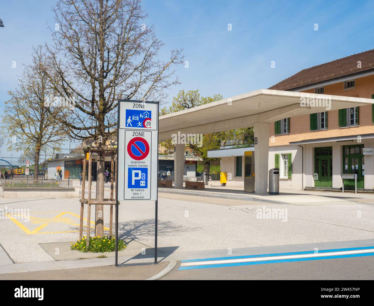 Flawil, Schweiz - 10. April 2023: Beruhigender Verkehr auf dem Platz vor dem Bahnhof Stockfoto