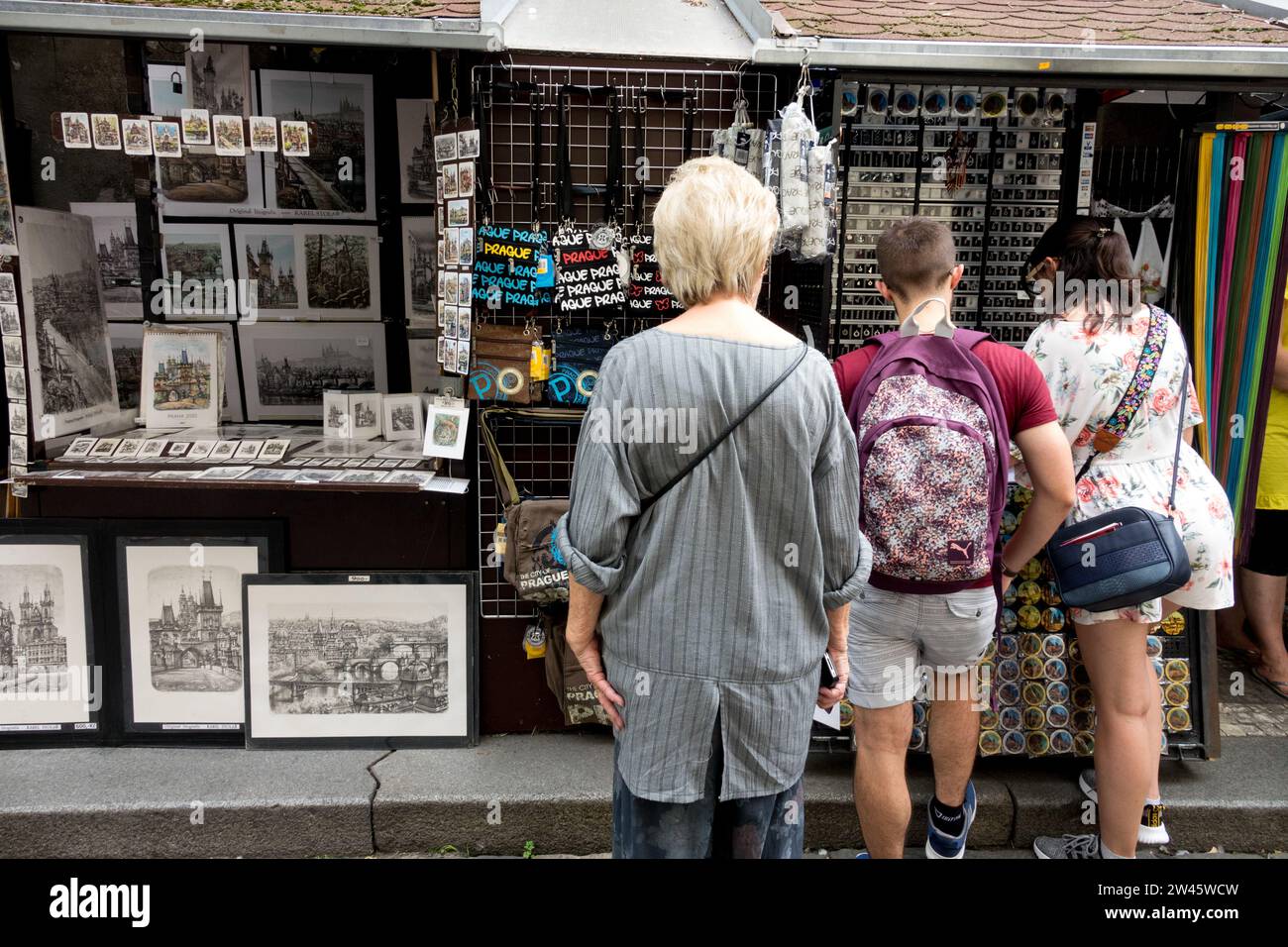 Touristen an einem Souvenirstand im jüdischen Viertel der Altstadt von Josefov Prag Tschechische Republik Europa Stockfoto