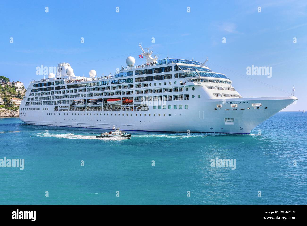 Kreuzfahrtschiff Pacific Princess (jetzt ab Azamara) im Hafen von Nizza, Port Lympia, französische Riviera, Frankreich, Kreuzfahrten im Mittelmeer Stockfoto