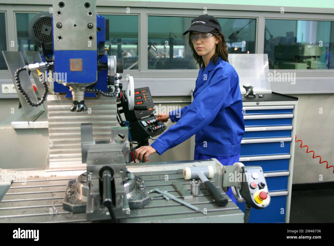 Junge Frau lernt an einer Drehbank, Werkzeugmacher, Fräser, Dreherin, Dreher, Metallberuf, atypisch, Männerberuf, Stockfoto