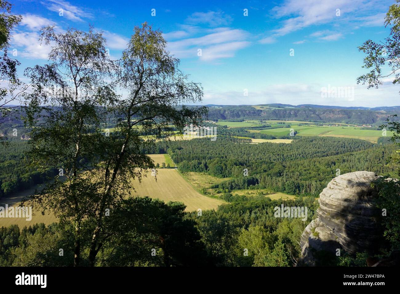 Blick auf die Landschaft vom Lilienstein Nationalpark Sächsische Schweiz, Deutschland, Landschaft Elbsandsteinfelsen malerischen Wildkorridor Stockfoto