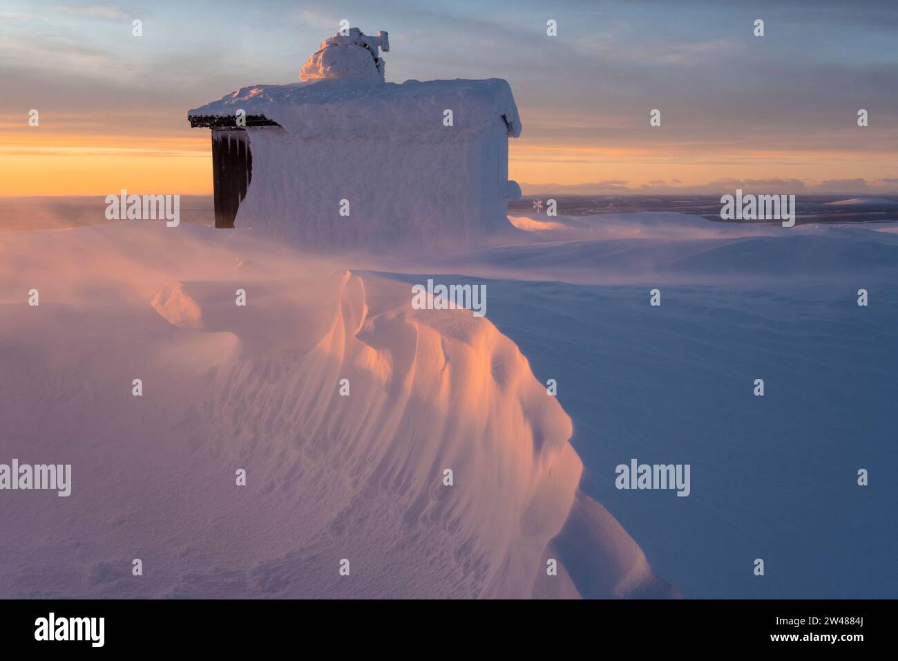 Verschneite Hütte, Dundret Naturreservat, Gällivare, Norrbotten, Lappland, Schweden, Januar 2023, Hütte im Schnee, Schneeverwehung, Stockfoto