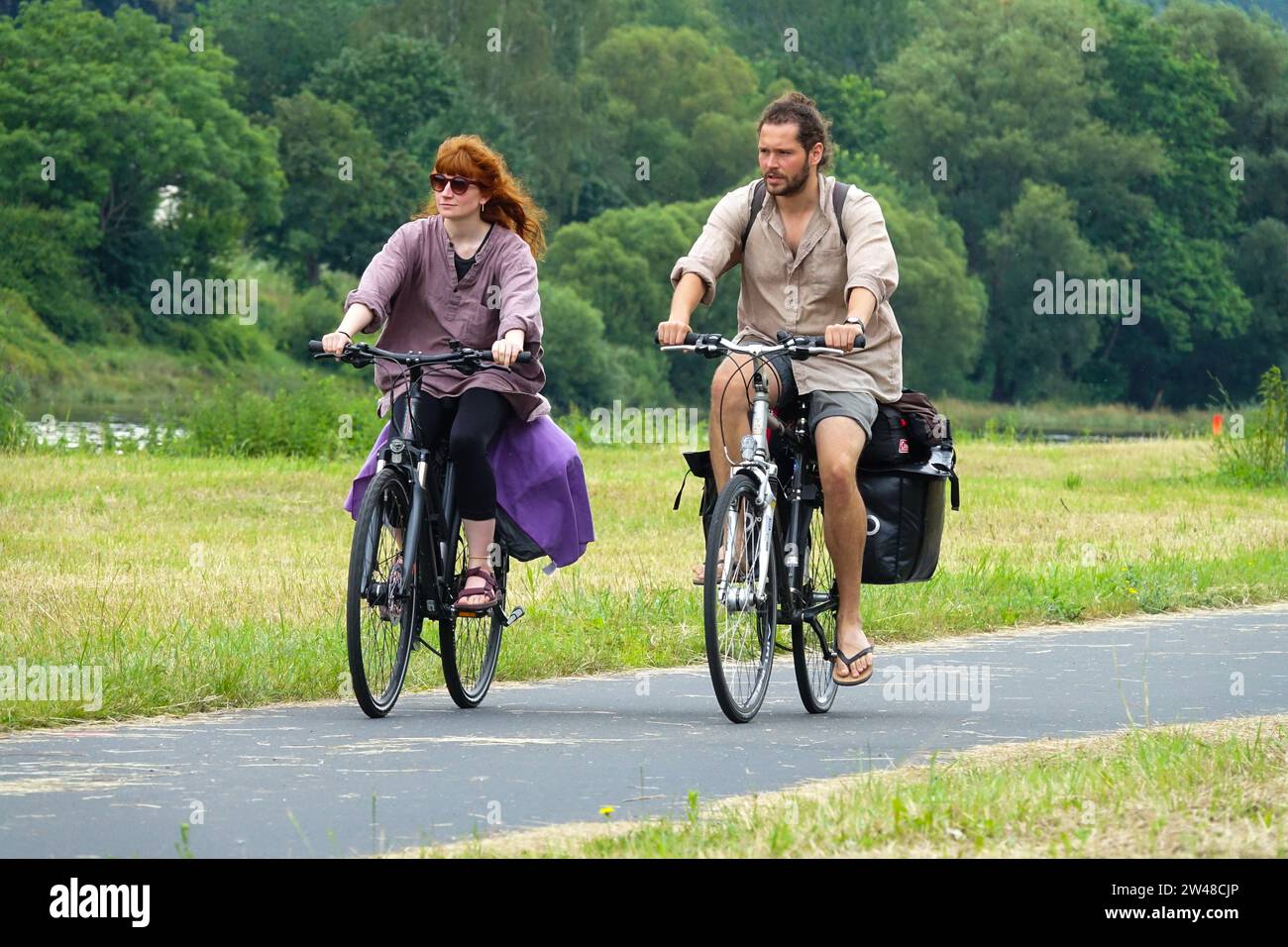 Leute mittleren Alters, die Fahrräder fahren, Paar Radwege Stockfoto