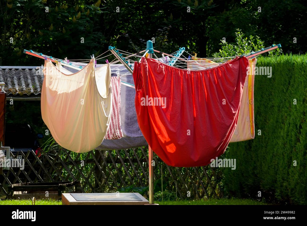 Airer-Wäscheleine, bunt, Wäsche auf rotierender Wäscheleine, saubere Wäsche waschen, Wäscheleine trocknen im Garten Stockfoto