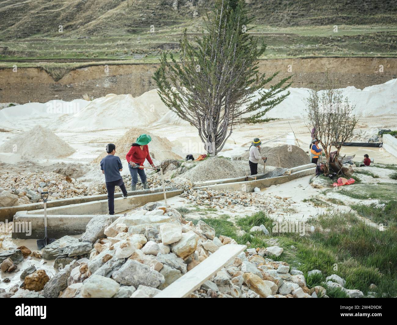 Ein junger Mann und drei Frauen arbeiten in einer Kaolinmine in Pachacayo, Peru Stockfoto
