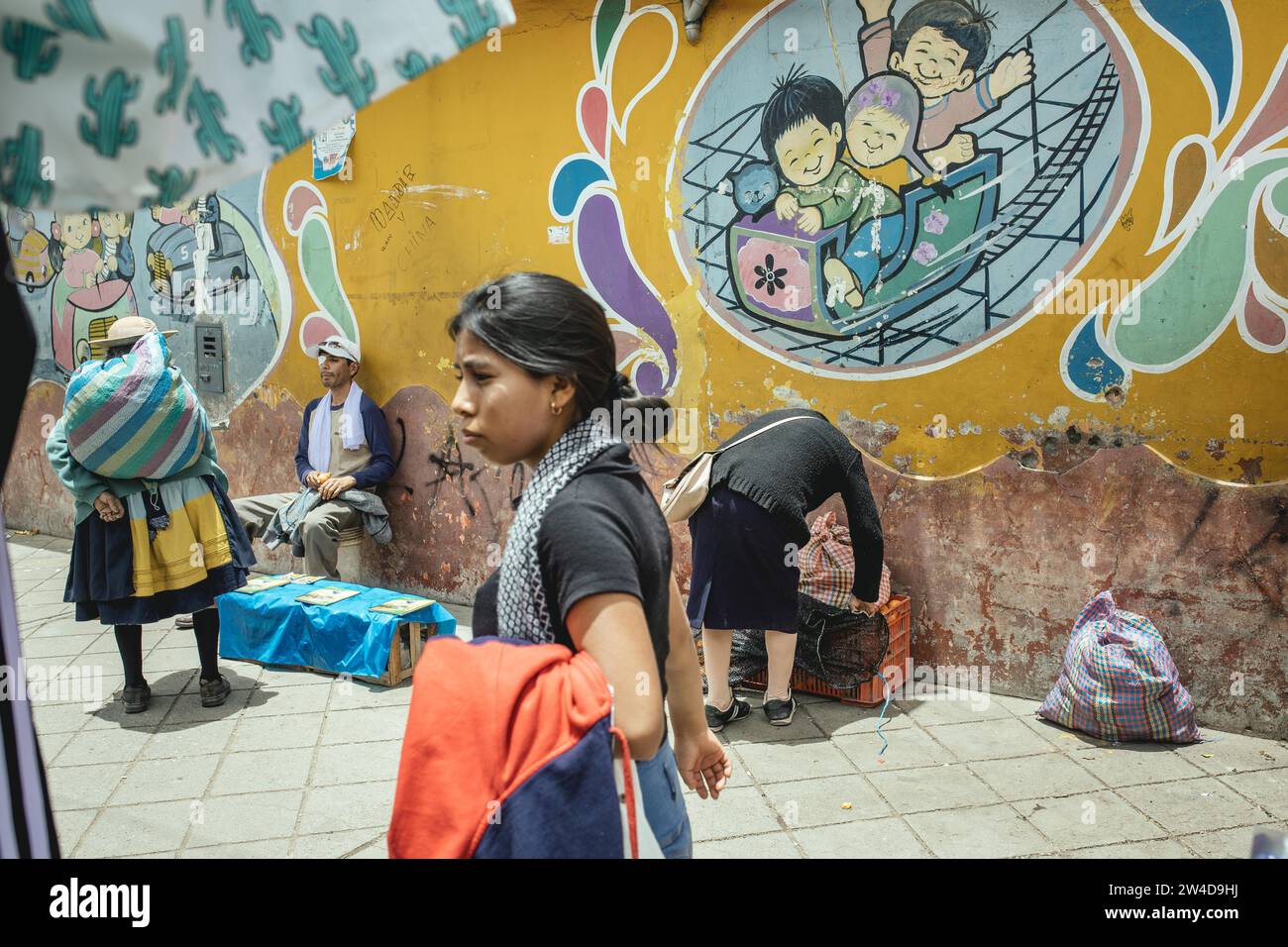 Passanten vor dem Eingang der Schule Sagrado Corazon de Jesus, Avenida Ferrocarril, Huancayo, Peru Stockfoto