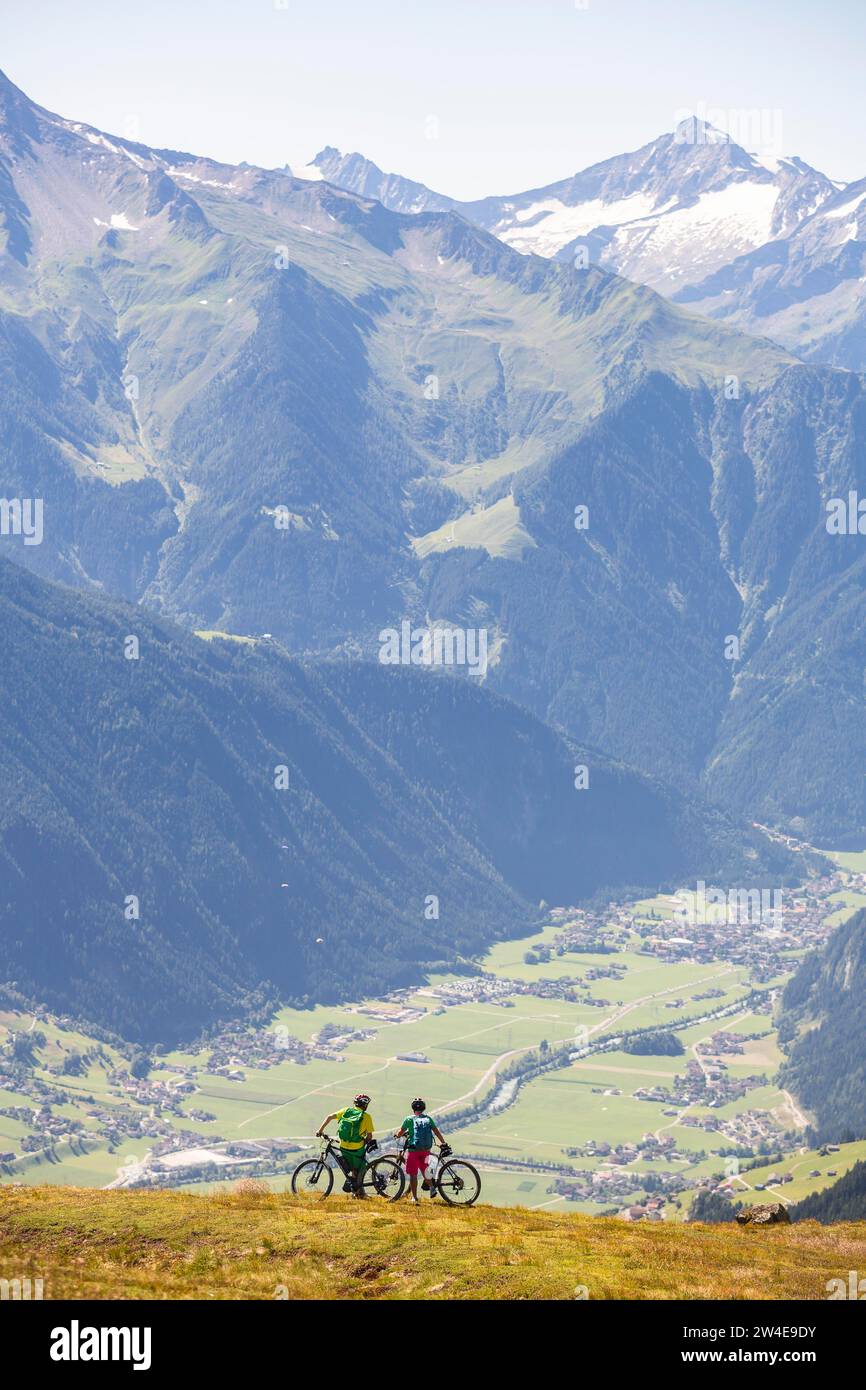 Zwei E-Biker im Zillertal mit Blick auf die Zillertaler Alpen Stockfoto