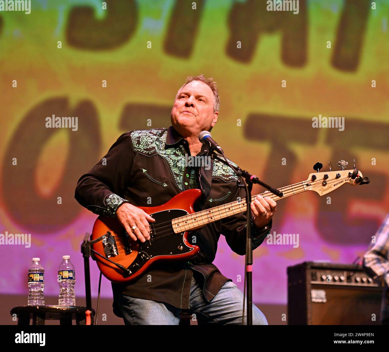 20. Dezember 2023, Virginia Beach, Virginia, USA: STEVE GATLIN unterhält die Leute im Sandler Center in Virginia Beach, Virginia. (Kreditbild: © Jeff Moore/ZUMA Press Wire) NUR REDAKTIONELLE VERWENDUNG! Nicht für kommerzielle ZWECKE! Stockfoto