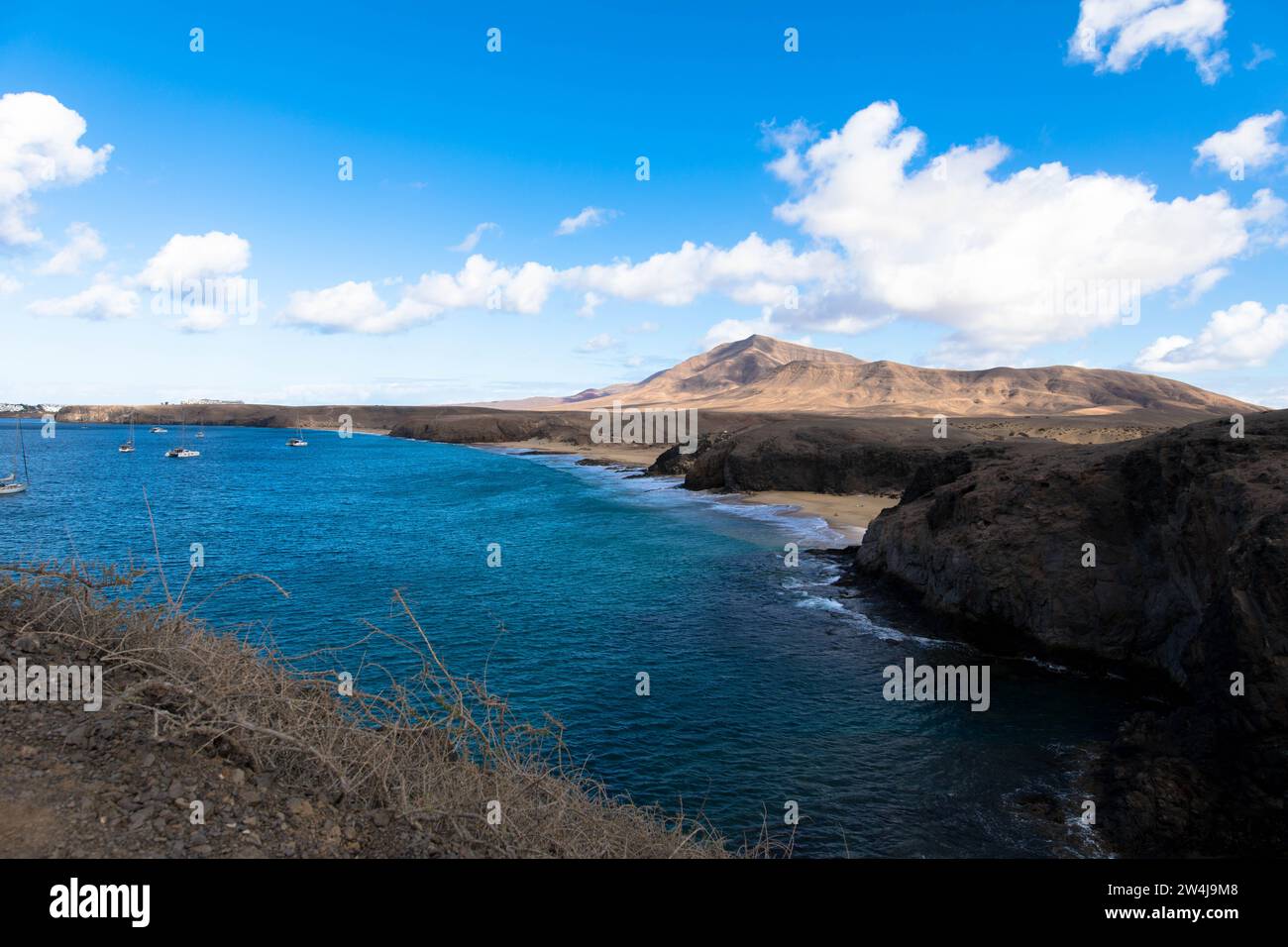 Panoramablick auf die felsige Küste von Papagago auf Lanzarote in einer vulkanischen Landschaft im Los Ajaches Nationalpark. Playa Blanca, Lanzarote, Spanien Stockfoto