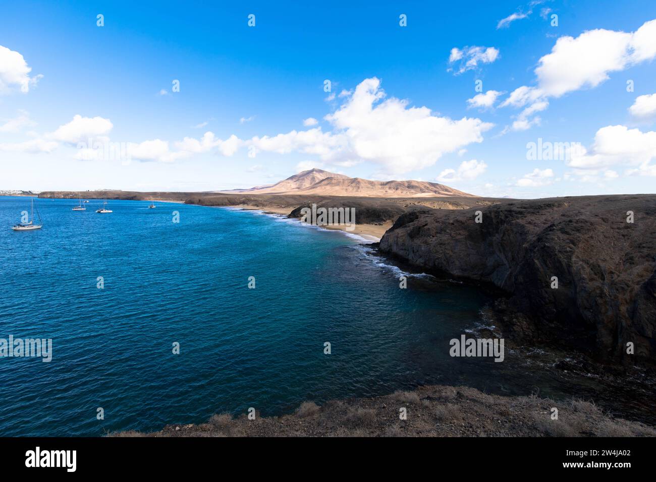 Panoramablick auf die felsige Küste von Papagago auf Lanzarote in einer vulkanischen Landschaft im Los Ajaches Nationalpark. Playa Blanca, Lanzarote, Spanien Stockfoto