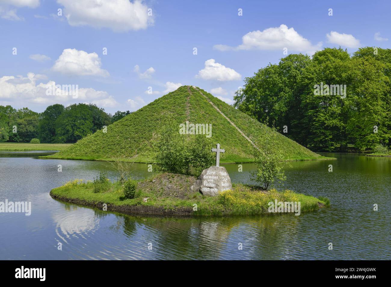 Hügelgrab, Seepyramide, Greifer, Fürst-Pückler-Park Branitz, Cottbus, Brandenburg, Deutschland Stockfoto
