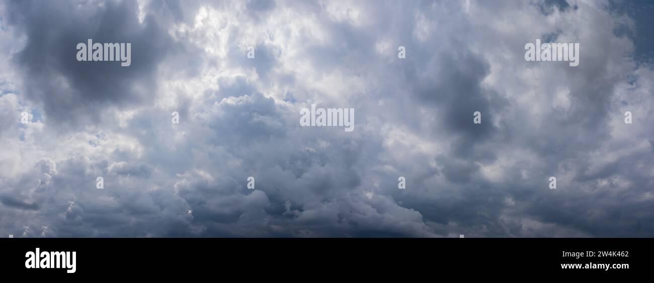 Himmelspanorama mit regnerischen Wolken. Backround. Stockfoto