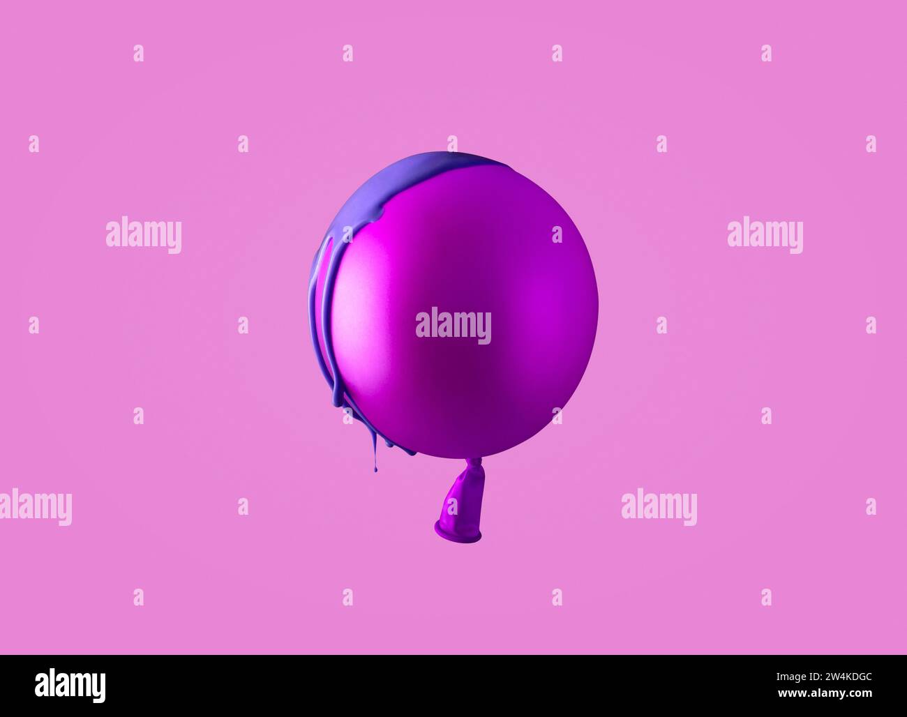 Heliumballon bedeckt mit blauer Farbe auf magentafarbenem Hintergrund. Minimalismus. Kreatives Kunstwerk. Stockfoto