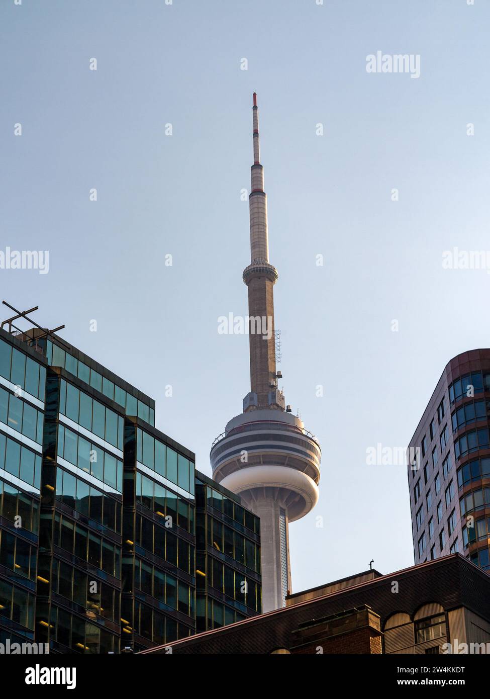 CN Tower. 290 Bremner Blvd, Toronto, AUF M5V 3L9. Berühmter Turm mit einer Höhe von über 553 Metern, Glasboden, Drehrestaurant und Panoramablick. Stockfoto