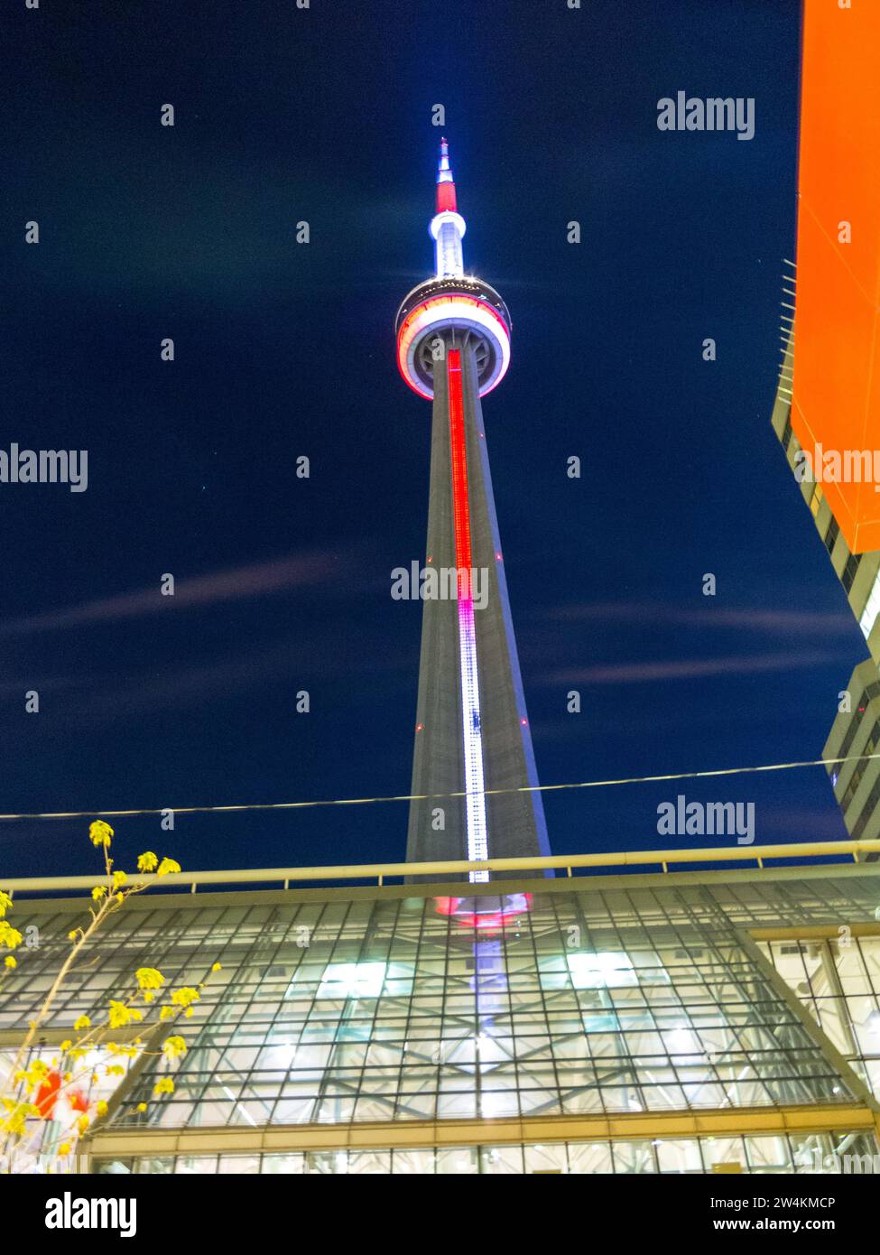 CN Tower. 290 Bremner Blvd, Toronto, AUF M5V 3L9. Berühmter Turm mit einer Höhe von über 553 Metern, Glasboden, Drehrestaurant und Panoramablick. Stockfoto