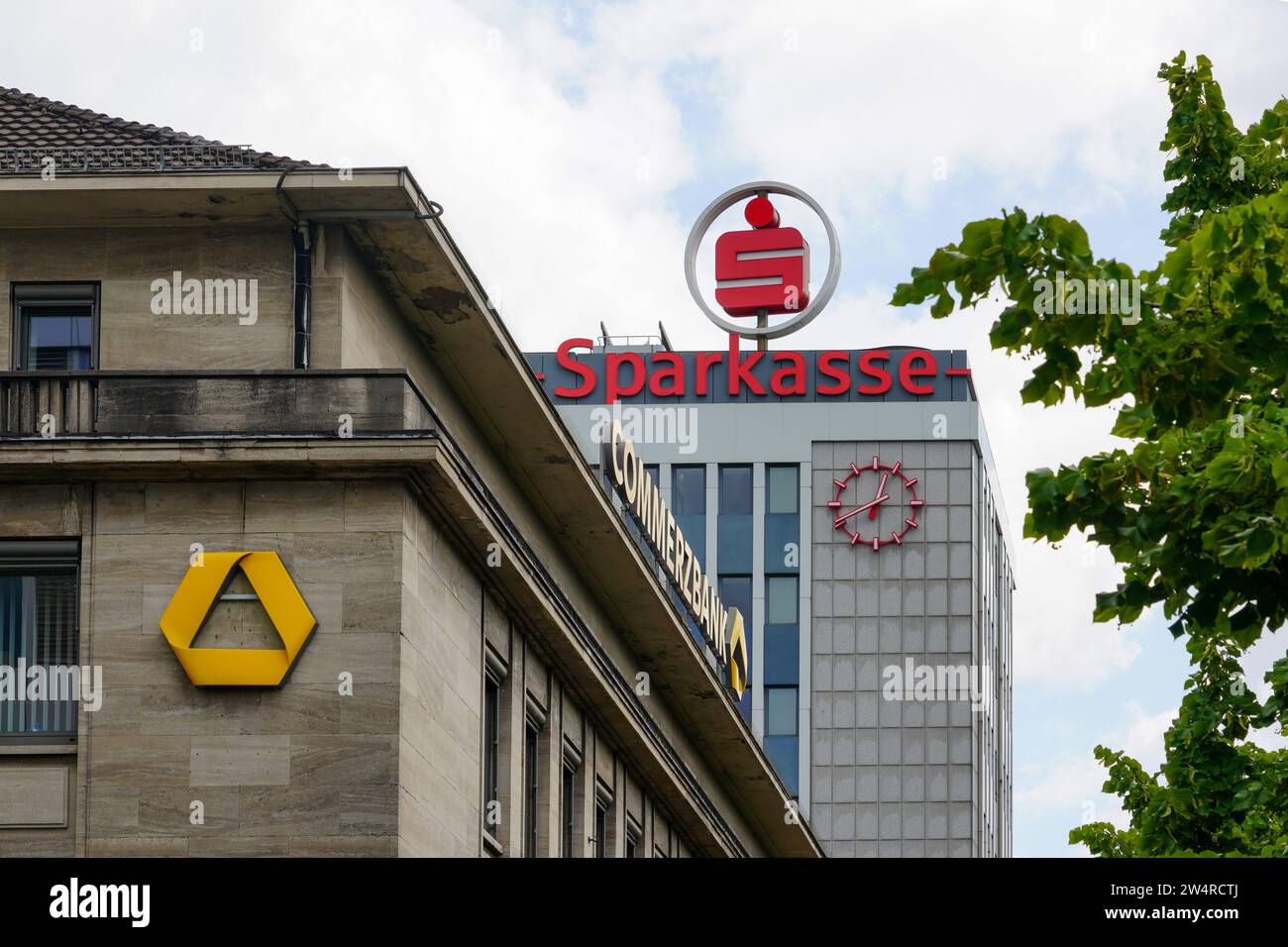 Logo der Commerzbank und Sparkasse auf Gebäuden in Duisburg Stockfoto