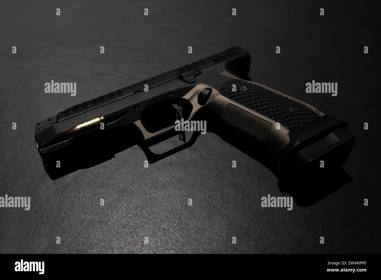 Moderne elegante Pistole und Kugel auf grauem Hintergrund in der Schweiz Stockfoto