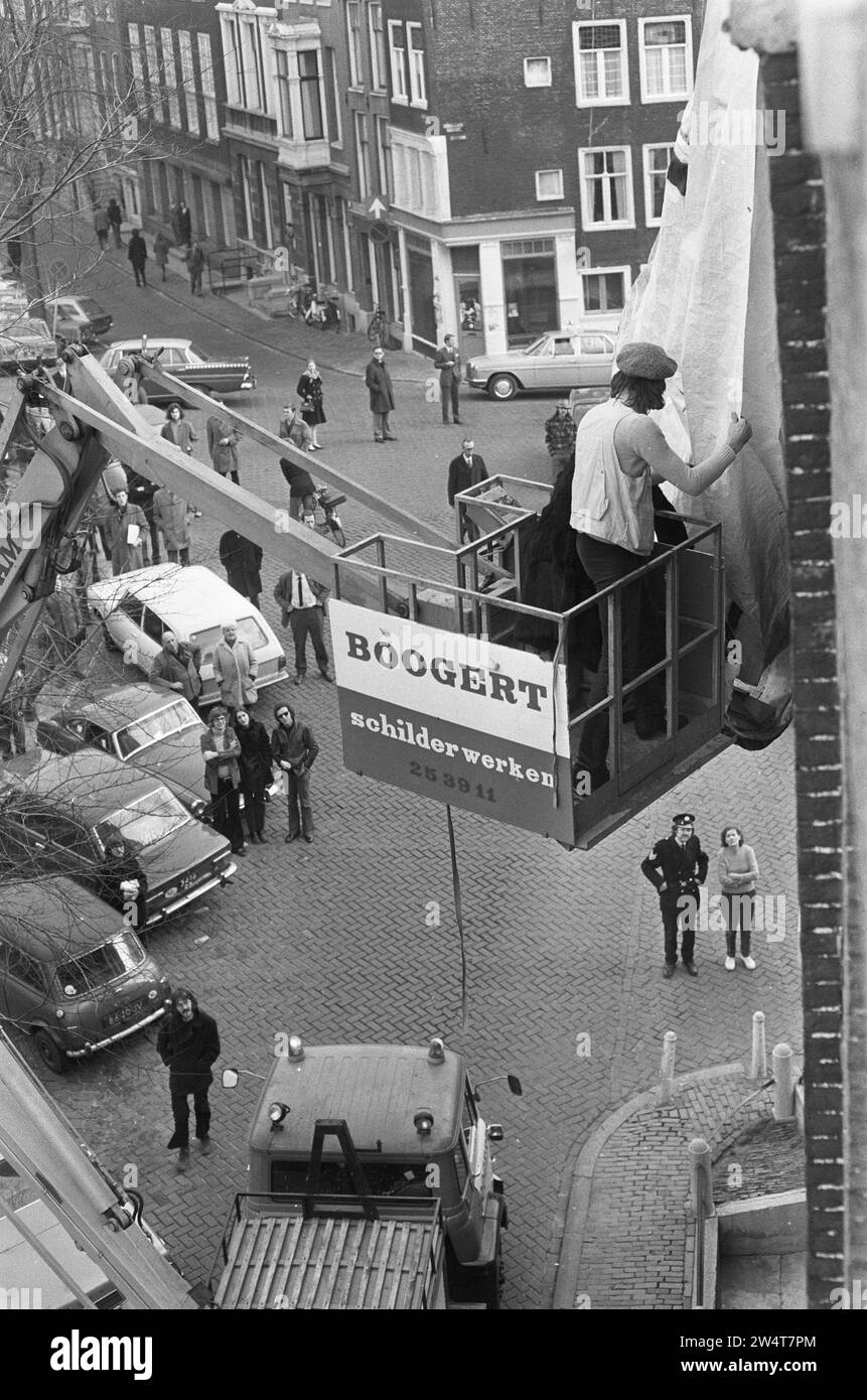 Großes Foto einer Ölraffinerie an der Fassade eines Gebäudes auf der Herengracht, gehängt von Fotograf Uwe Layensiepen CA. Dezember 1972 Stockfoto