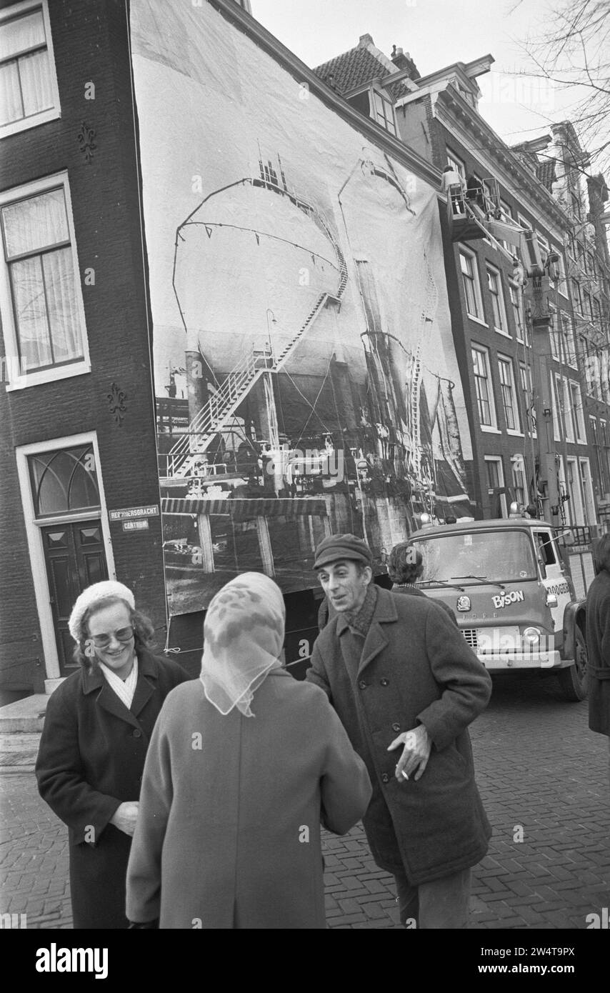 Großes Foto einer Ölraffinerie an der Fassade eines Gebäudes auf der Herengracht, gehängt von Fotograf Uwe Layensiepen CA. Dezember 1972 Stockfoto