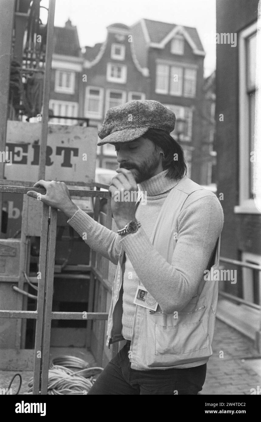Großes Foto einer Ölraffinerie an der Fassade eines Gebäudes auf der Herengracht, gehängt von Fotograf Uwe Layensiepen CA. Dezember 1972 Stockfoto