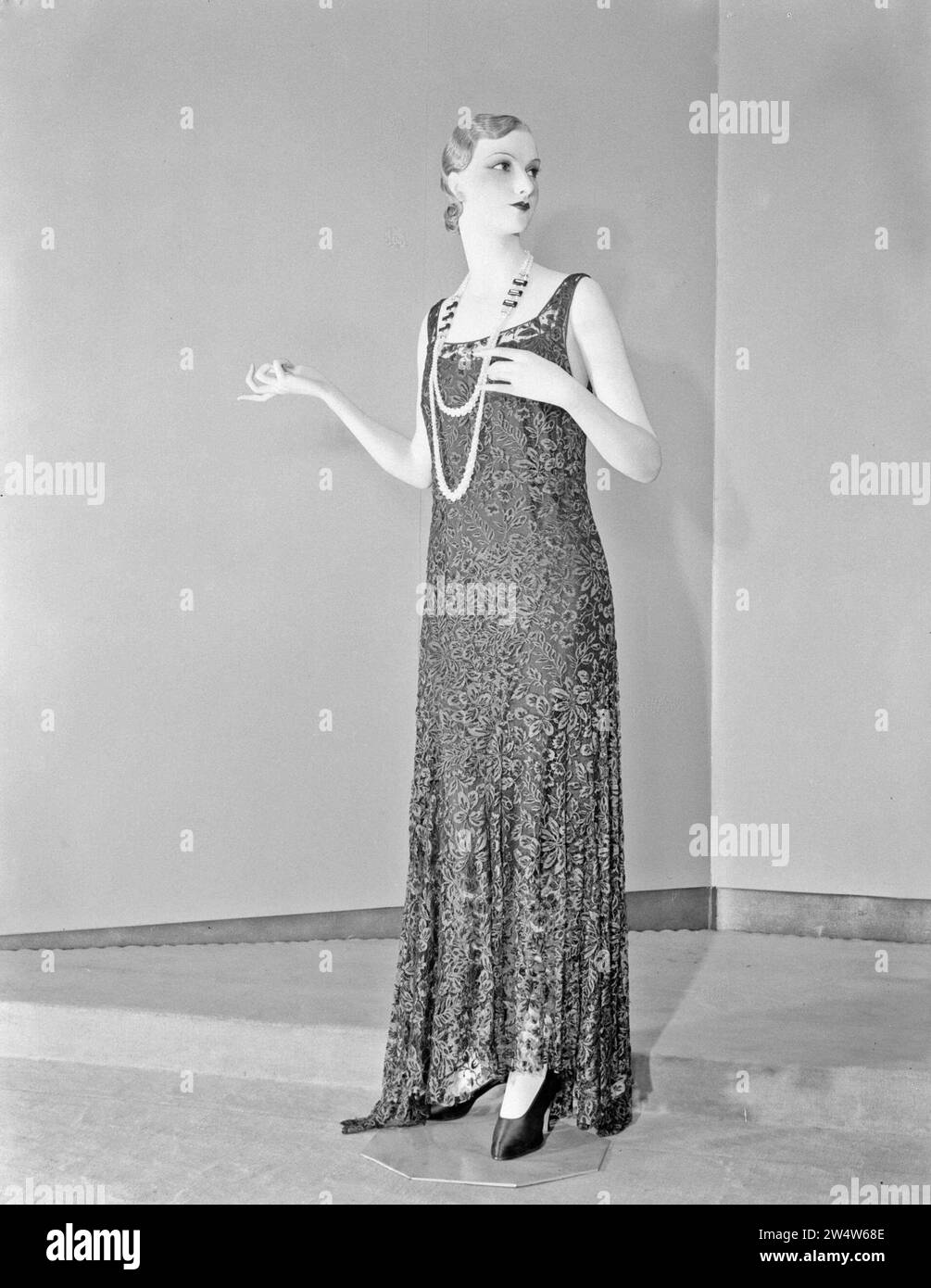 Schaufensterpuppe des fa. Imans Model Greta Garbo im Abendkleid mit Halskette ca. 1933 Stockfoto