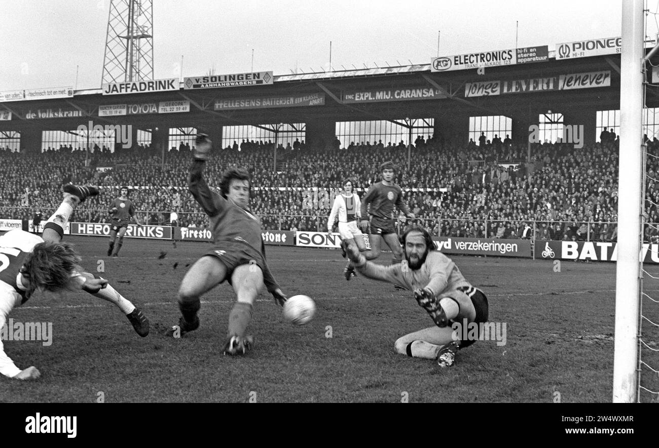 Ajax gegen MVV 4-0, von links nach rechts. In Aktion Rep, Pleumeekers und Torhüter Matthijsen CA. Dezember 1972 Stockfoto