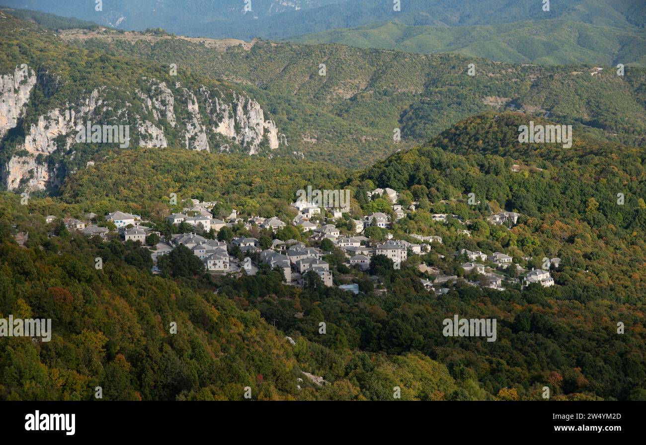 Landschaft des Dorfes Monodendri in Zentral-Zagori, Epirus-Region, in der Region Ioannina in Griechenland. Stockfoto