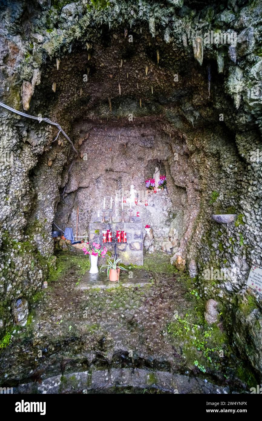 Die Grotta Madonna di Lourdes in Trecchina, ein wichtiges Pilgerziel in dieser Region. Stockfoto