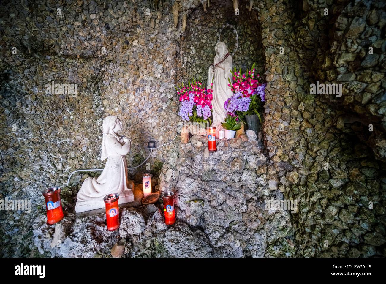 Die Grotta Madonna di Lourdes in Trecchina, ein wichtiges Pilgerziel in dieser Region. Stockfoto