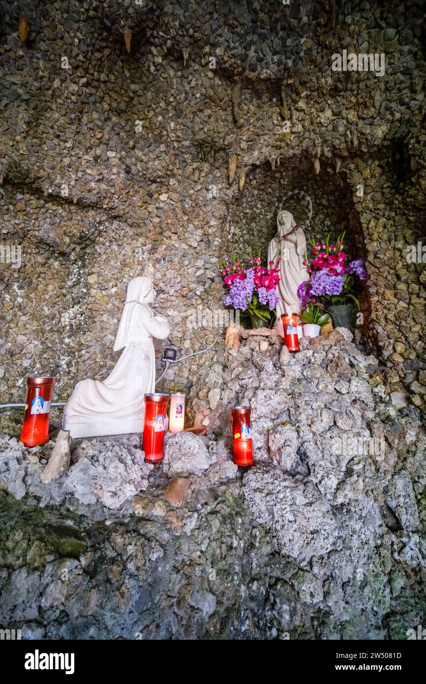 Die Grotta Madonna di Lourdes in Trecchina, ein wichtiges Pilgerziel in dieser Region. Stockfoto