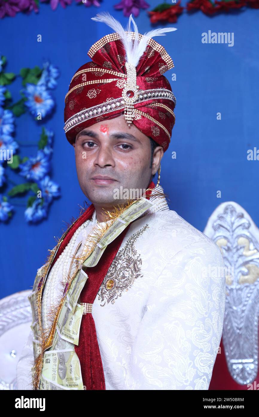 Indischer Bräutigam in traditioneller Kleidung mit Sehra, indischer Bräutigam in Hochzeit, indischer Bräutigam Fotoshooting, bestes Hochzeitsfoto des indischen Bräutigams in Sherwani und Shera. Stockfoto
