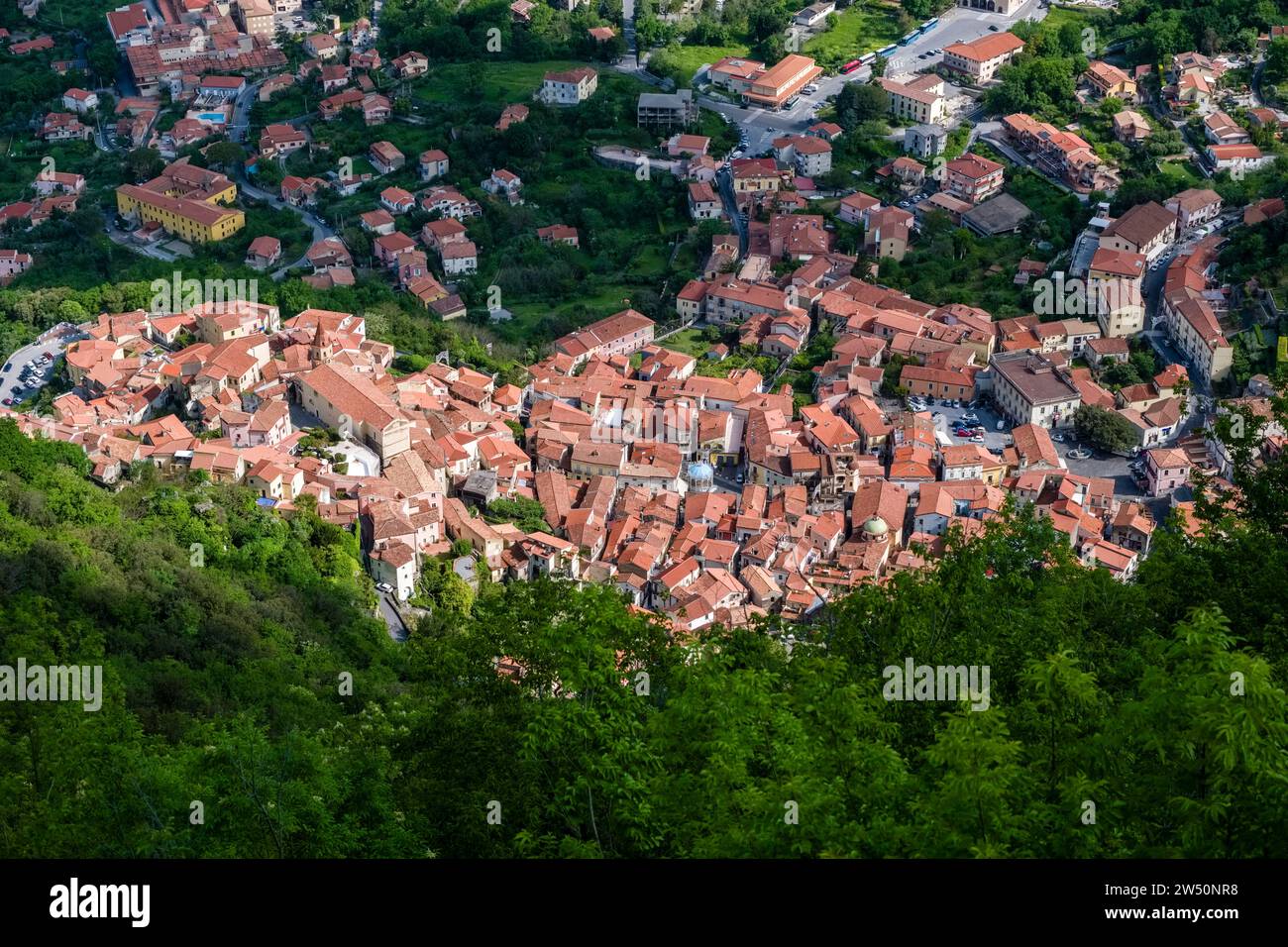 Aus der Vogelperspektive auf Maratea, eine kleine Stadt umgeben von tiefen Wäldern an den Hängen des Monte San Biagio. Stockfoto