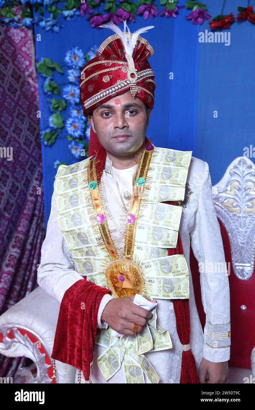 Indischer Bräutigam in traditioneller Kleidung mit Sehra, indischer Bräutigam in Hochzeit, indischer Bräutigam Fotoshooting, bestes Hochzeitsfoto des indischen Bräutigams in Sherwani und Shera. Stockfoto