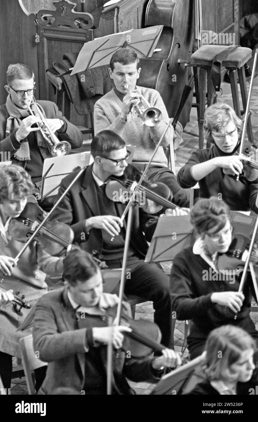 Niederlande Studentenorchester Proben in der Ruine Kerkje in Bergen, Übersicht ca. Januar 1963 Stockfoto