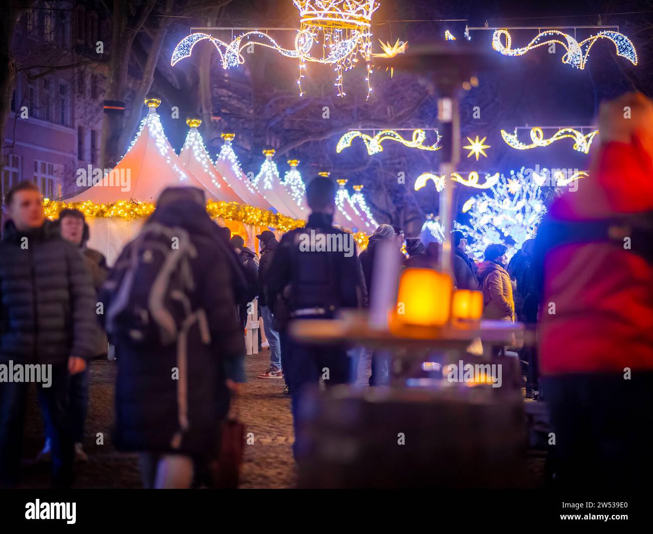 Augustusmarkt Weihnachtsmarkt auf der Hauptstraße in der Dresdner