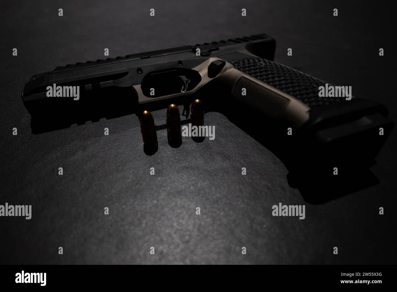 Moderne elegante Pistole und Kugel auf grauem Hintergrund in der Schweiz Stockfoto