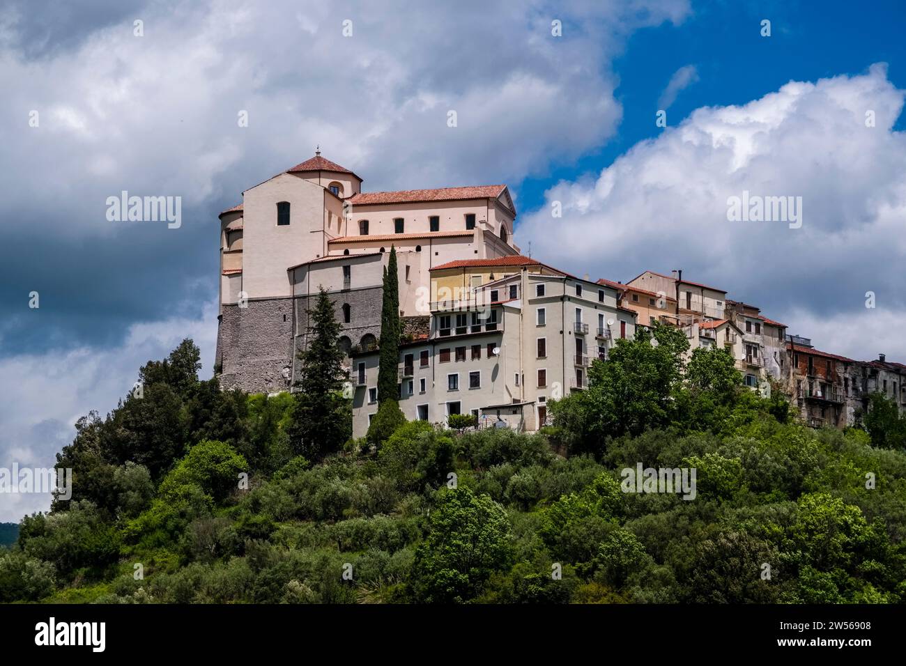 Die kleine Stadt Rivello mit der Kirche Santa Maria del Poggio liegt malerisch auf dem Gipfel einer bewaldeten Hügellandschaft. Stockfoto